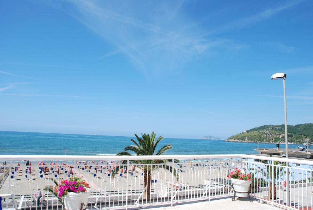 Hotel Villa Eleonora Scauri  Exteriör bild