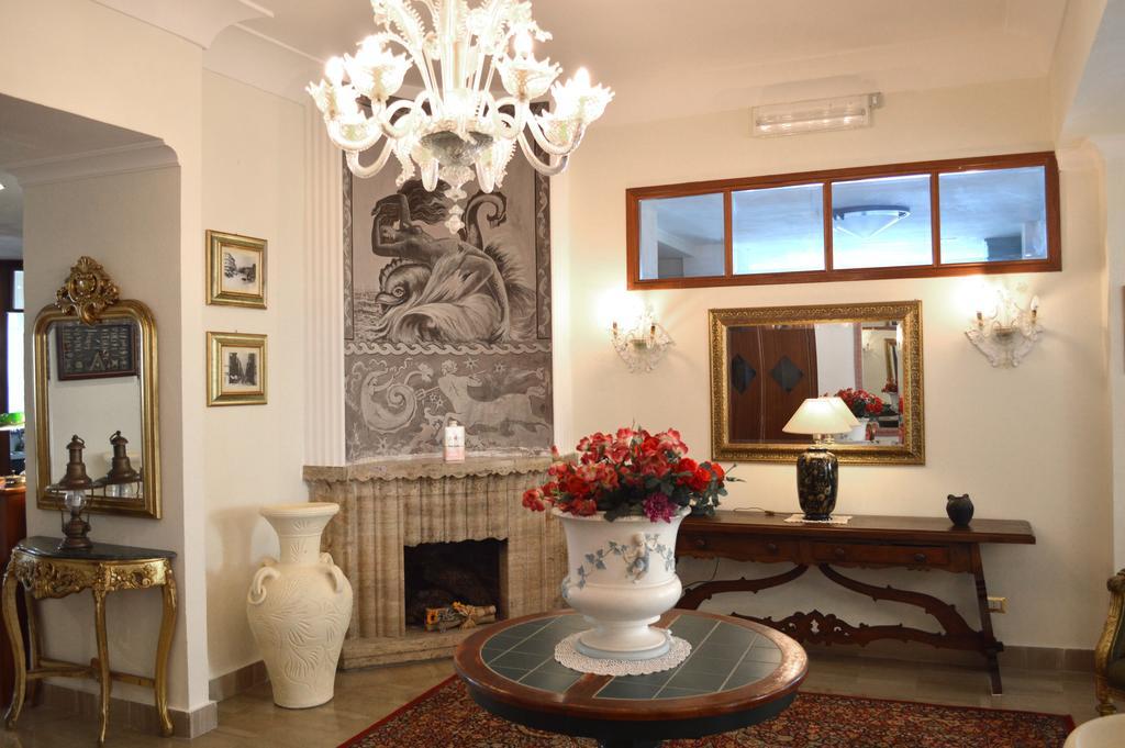 Hotel Villa Eleonora Scauri  Exteriör bild