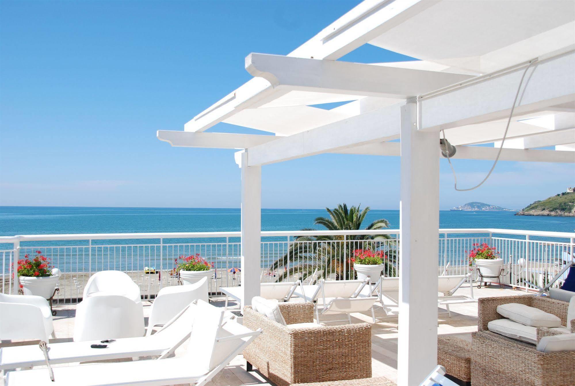 Hotel Villa Eleonora Scauri  Exteriör bild