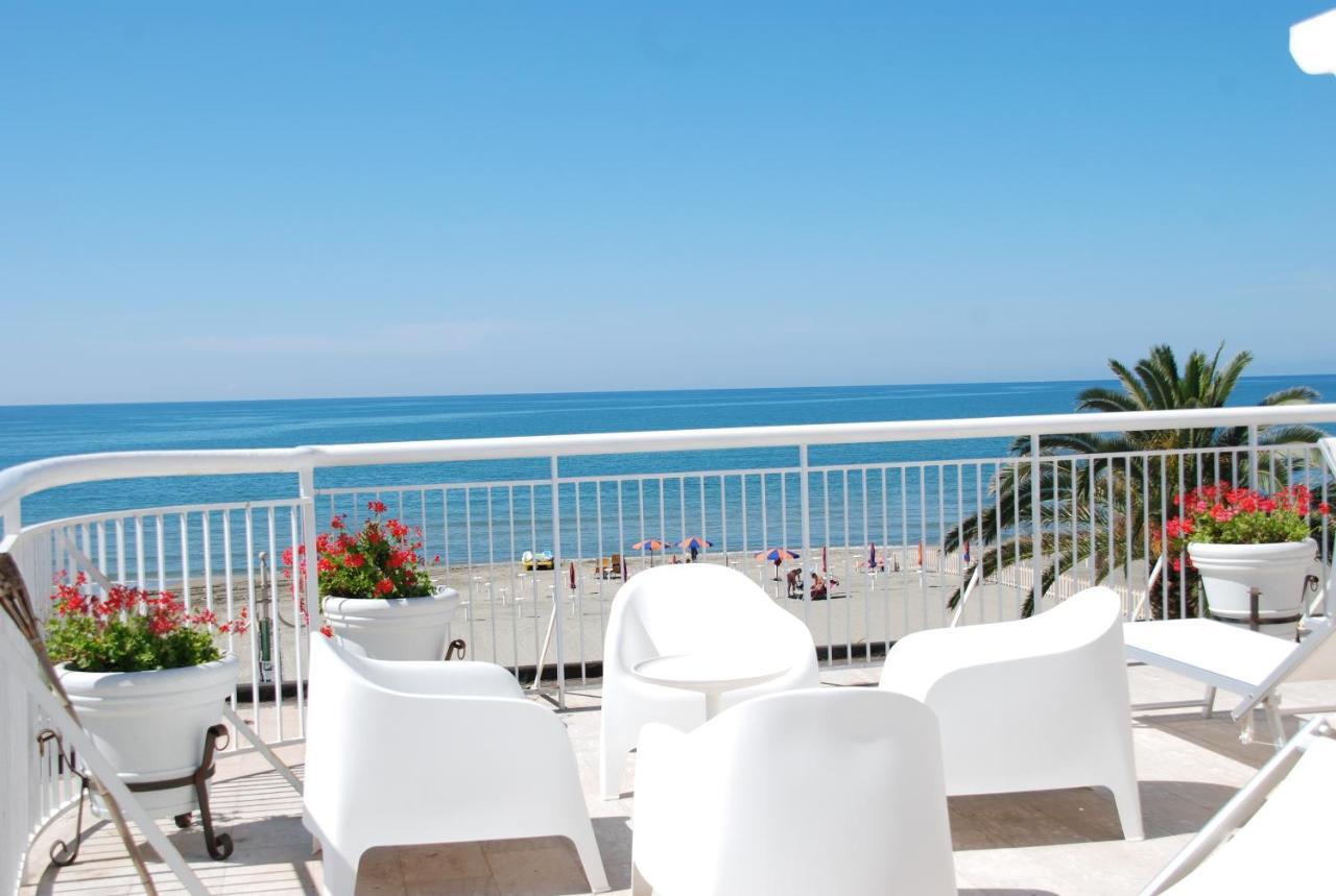 Hotel Villa Eleonora Scauri  Exteriör bild
